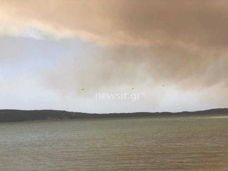 Πύρινος εφιάλτης στην Κινέτα – Κάτοικοι εγκαταλείπουν τα σπίτια τους