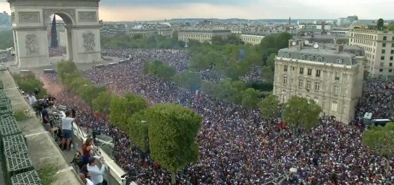 Μουντιάλ 2018: Ξέφρενοι πανηγυρισμοί στη Γαλλία! Live εικόνα από το Παρίσι – video