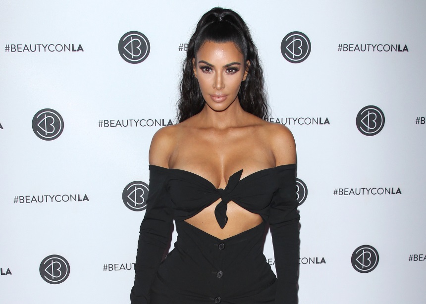 Η Kim Kardashian φόρεσε το πιο περίεργο clutch που έχουμε δει ever (και κοστίζει μια περιουσία)