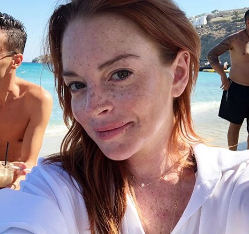 H Lindsay Lohan ντύθηκε… “χριστουγεννιάτικο δέντρο” σε βόλτα της στα Ματογιάννια της Μυκόνου! Video