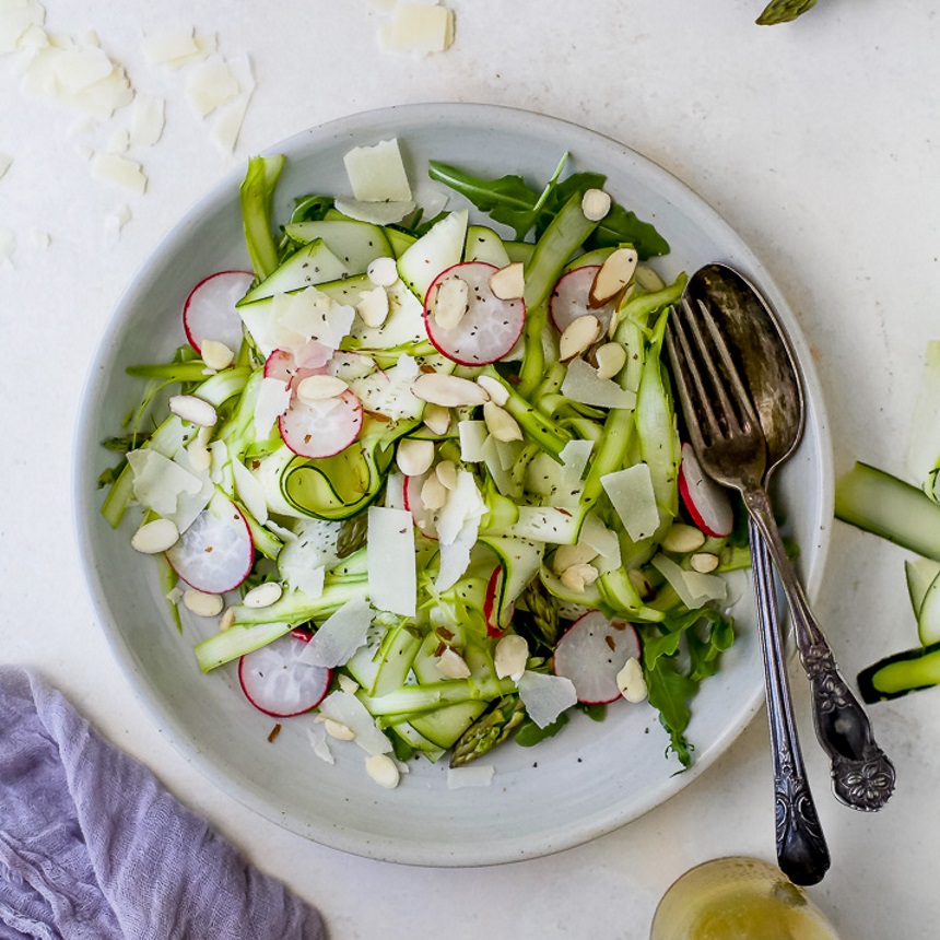 Πράσινη σαλάτα με παρμεζάνα και ιδιαίτερη vinaigrette