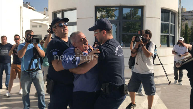 Νέο επεισόδιο στην δίκη για την δολοφονία Ζέμπερη – Χίμηξε ο πατέρας στον φερόμενο ως δολοφόνο – video