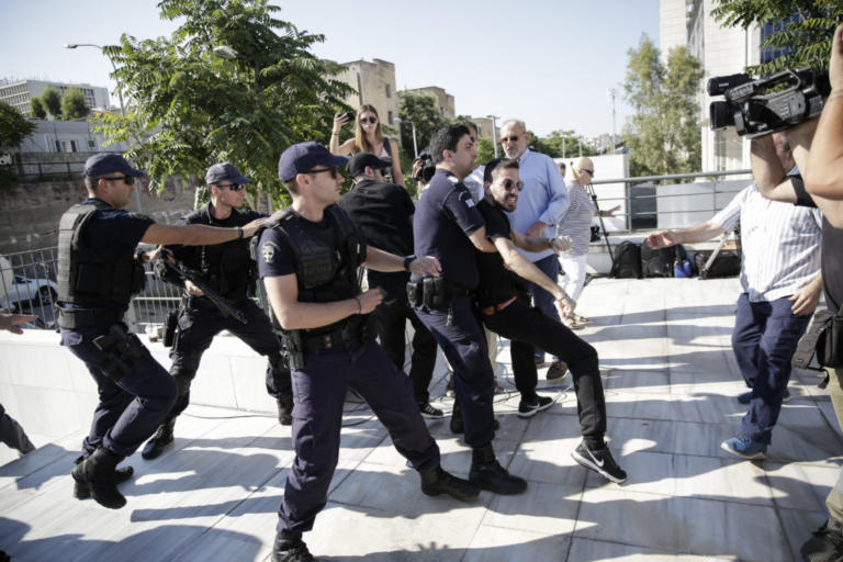 Ένταση και διακοπή στη δίκη Ζέμπερη – “Να με δικάσετε ακόμα και χωρίς συνήγορο” είπε ο κατηγορούμενος