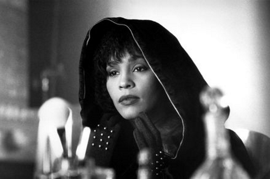 Whitney Houston: Σε δημοπρασία το αγαπημένο της σύνολο από την ταινία «Ο Σωματοφύλακας»