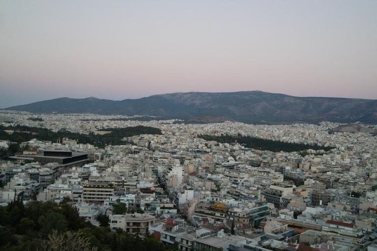 Le Monde: Οι Έλληνες ξεπουλάνε, οι ξένοι αγοράζουν δέκα δέκα τα ακίνητα στο κέντρο της Αθήνας | tlife.gr Le Monde: Οι Έλληνες ξεπουλάνε, οι ξένοι αγοράζουν δέκα δέκα τα ακίνητα στο κέντρο της Αθήνας | tlife.gr