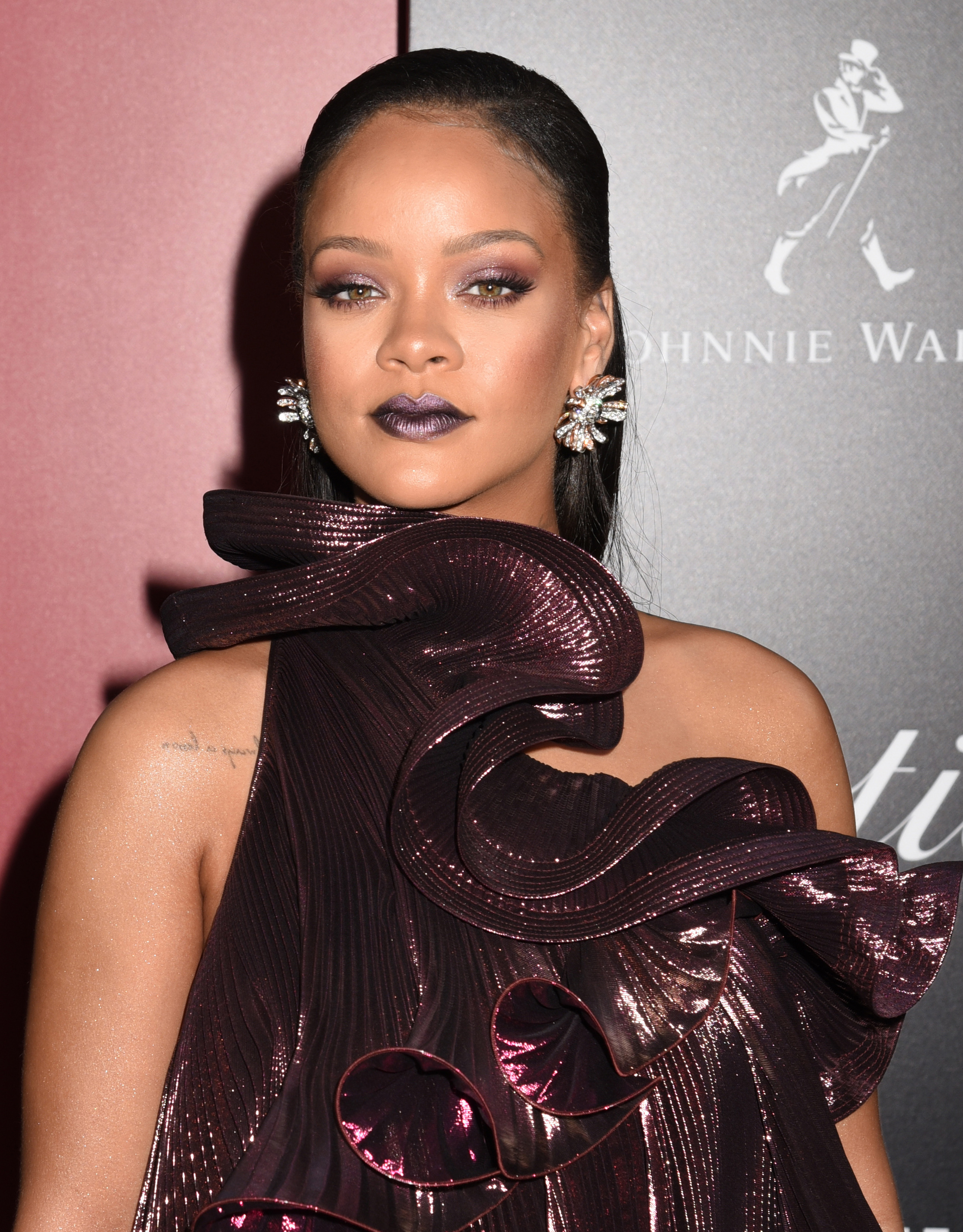 Η queen of the universe Rihanna “έσωσε” την makeup artist της που έχασε τις βαλίτσες της!