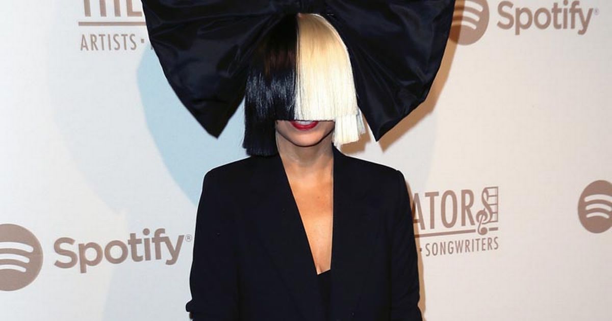 Σπάνια εμφάνιση της τραγουδίστριας Sia χωρίς την ασπρόμαυρη περούκα της! [pics]