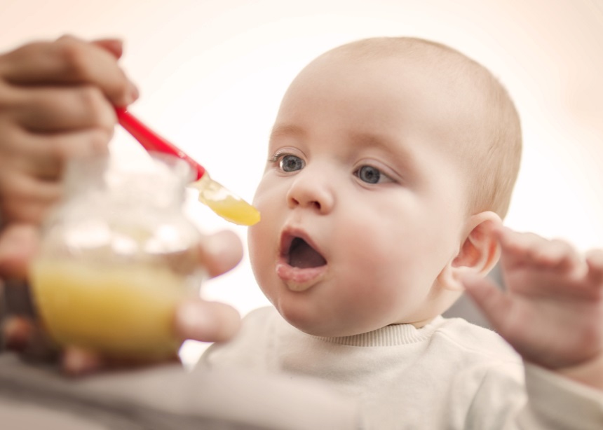 Baby food: Ποιοι κίνδυνοι… καραδοκούν στις βρεφικές τροφές και τι να προσέχεις