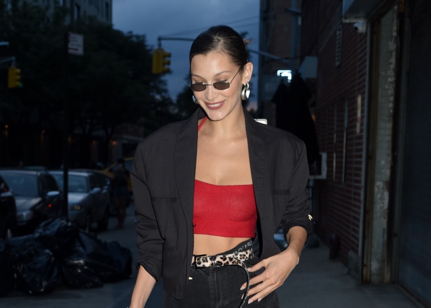 Mules: Τα αγαπημένα παπούτσια της Bella Hadid που έχεις κι εσύ! Συνδύασέ τα όμως το supermodel