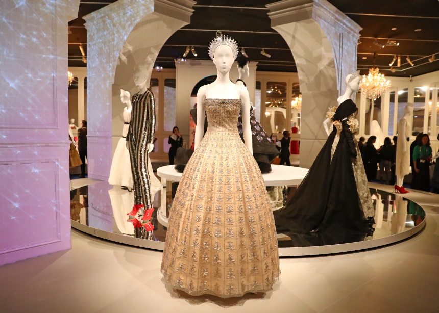 “Dior: From Paris to the World”! Μια εντυπωσιακή έκθεση με όλη την ιστορία του γαλλικού οίκου