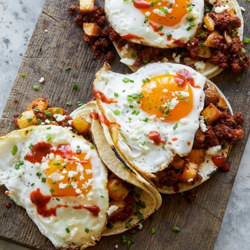 Tacos με καβουρδισμένο λουκάνικο και αυγό