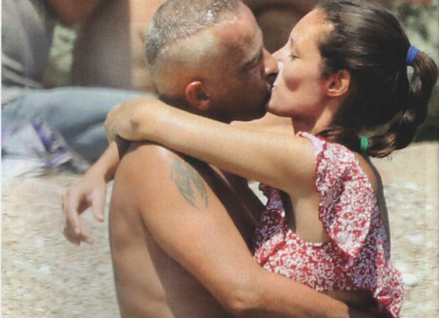 Eros Ramazzotti: Καυτά φιλιά και αγκαλιές με την σύζυγό του στη Μυκονο! [pics]