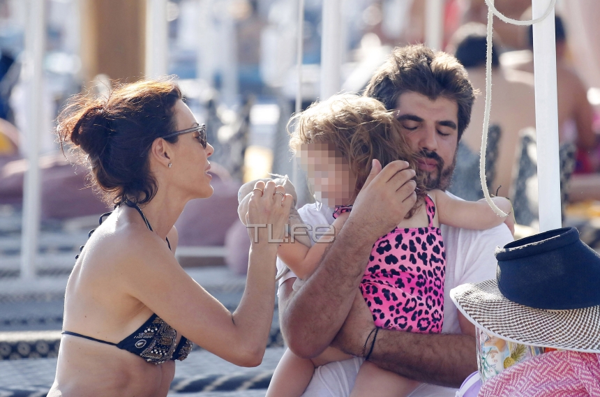 Σίσσυ Φειδά – Γιώργος Ανδρίτσος: Βουτιές και παιχνίδια με την κόρη τους στην παραλία! [pics]