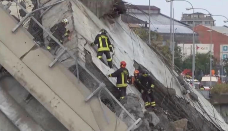 Γένοβα: Ξεθάβουν ανθρώπους από τα συντρίμμια της γέφυρας οι πυροσβέστες – Η συγκλονιστική στιγμή της κατάρρευσης – “Ω θεέ μου, ω θεέ μου” – Πάνω από 20 νεκροί