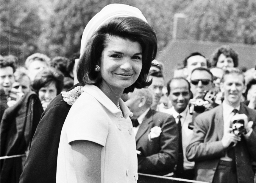 Τα αγαπημένα καλοκαιρινά αξεσουάρ της Jackie Kennedy