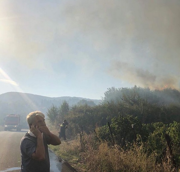 Ο Σίμος Κεδίκογλου στη μάχη με τις φλόγες στην Εύβοια! Φωτογραφίες και βίντεο