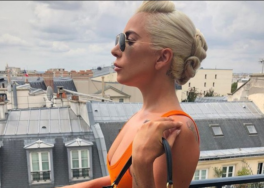 Η Lady Gaga κρατάει το πρώτο κομμάτι που σχεδίασε Hedi Slimane για τη Celine