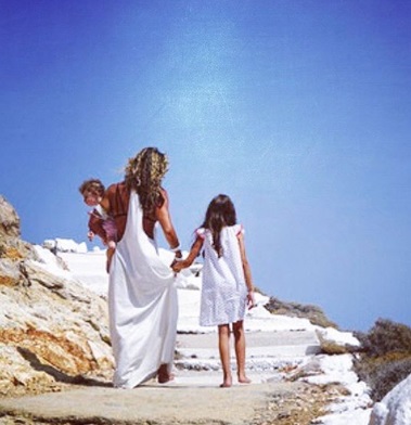 Κατερίνα Λάσπα: Με το ίδιο outfit με τις κόρες της στη Χαλκιδική! [pic]