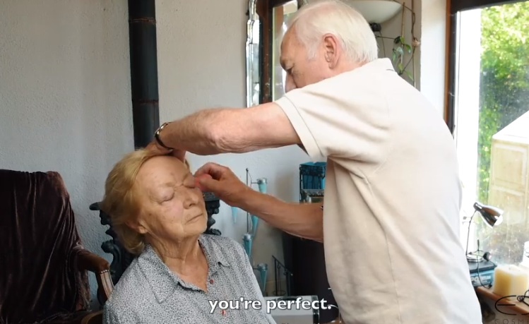Ότι πιο τρυφερό έχεις δει! Ο 84χρονος σύζυγος μακιγιάρει την 80χρονη σύζυγό του γιατί τυφλώθηκε! video