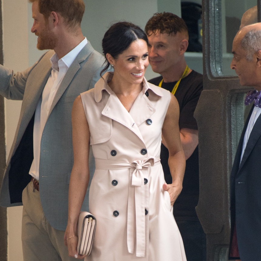 Το styling tip της Meghan Markle για να μην σηκώνεται η φούστα της από τον αέρα