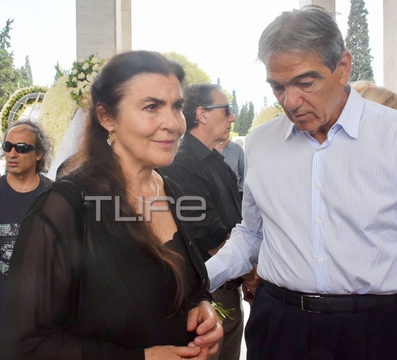 Το τελευταίο αντίο στον Σπύρο Μερκούρη – Θλίψη στην κηδεία του αδελφού της Μελίνας