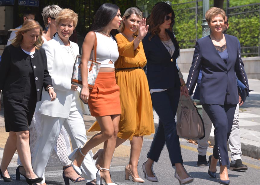 Ορκωμοσία νέας κυβέρνησης: Τι φόρεσαν οι κυρίες που υπουργοποιήθηκαν! Φωτογραφίες