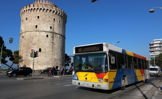 Σάλος στη Θεσσαλονίκη! Καταγγελία ότι πέταξαν από λεωφορείο άστεγο που αναζητούσε δροσιά – video