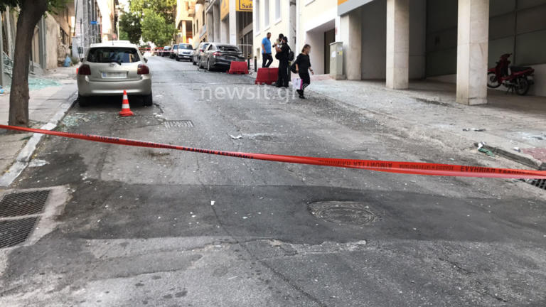 Έκρηξη μυστήριο στον Πειραιά τα ξημερώματα – Γυαλιά καρφιά κτίριο όπου στεγάζεται δικηγορική εταιρία