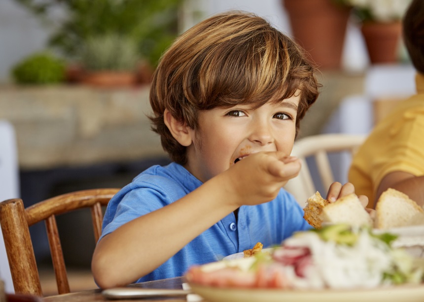 Ο… πόλεμος της διατροφής: Πώς θα βοηθήσεις το μικρό σου να τρώει πιο υγιεινά