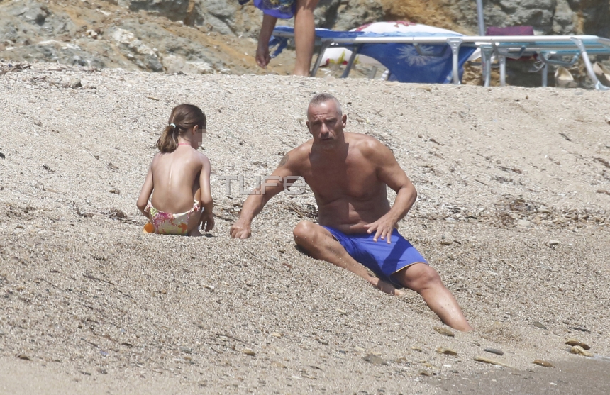 Eros Ramazzotti – Marica Pellegrinelli: Παιχνίδια σε παραλία της Μυκόνου με τα παιδιά τους! [pics]