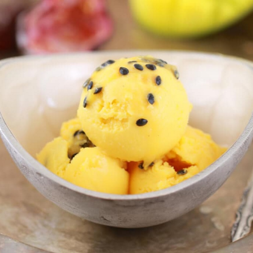 Σορμπέ με γεύση μάνγκο και passion fruit