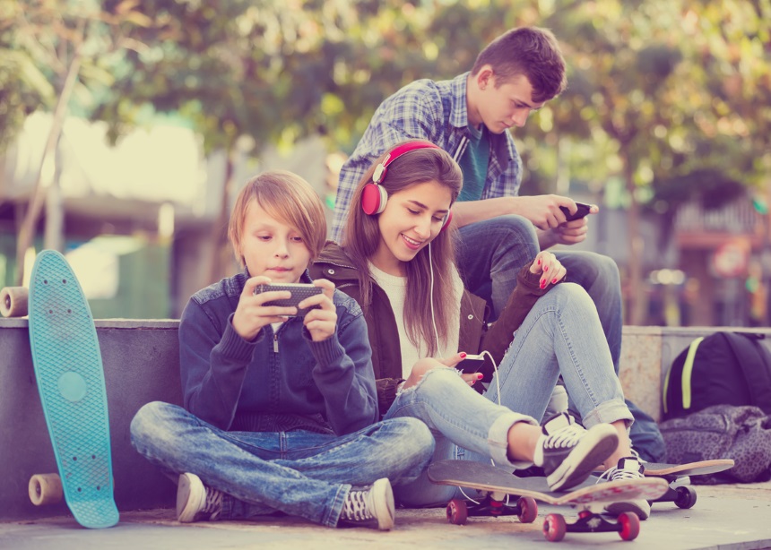 Γιατί οι έφηβοι κινδυνεύουν από… το smartphone τους και πώς θα τους προστατεύσεις