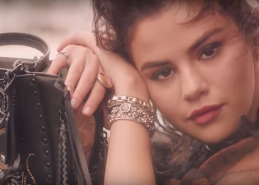 Η Selena Gomez φωτογραφίζεται με την πιο ωραία τσάντα της νέας σεζόν!