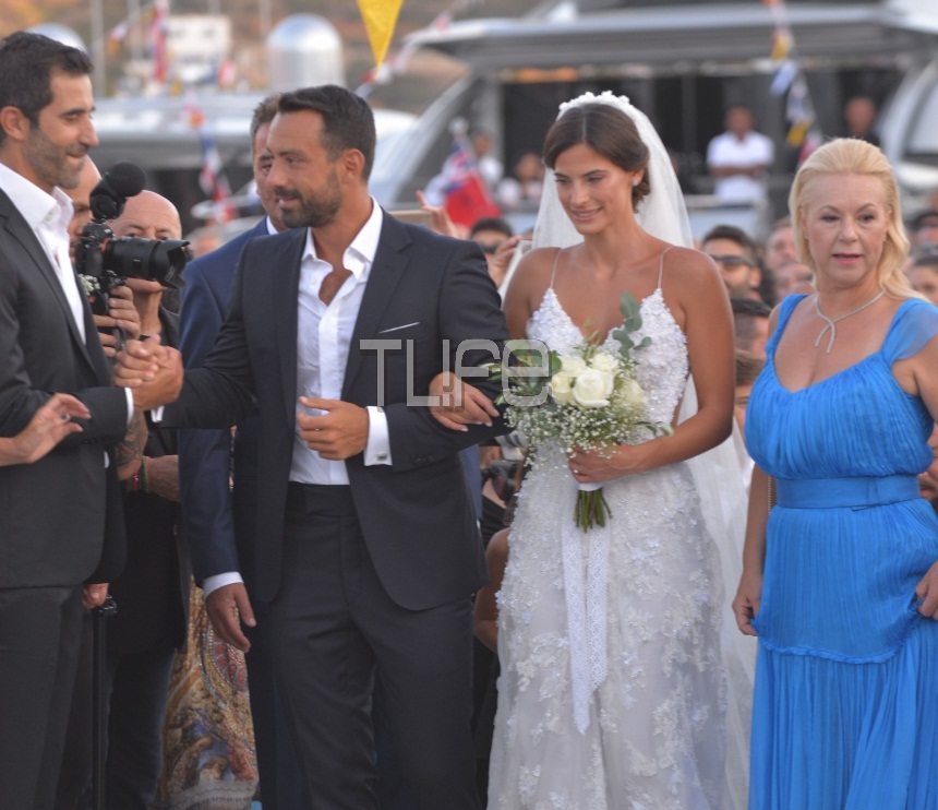 Σάκης Τανιμανίδης – Χριστίνα Μπόμπα: Ο λαμπερός γάμος τους στη Σίφνο με τους διάσημους φίλους τους! Με βάρκα έφτασε στην εκκλησία η νύφη! Φωτογραφίες