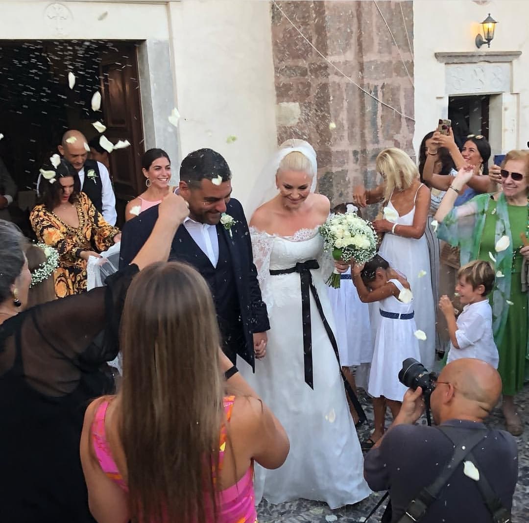 Ελισάβετ Μουτάφη – Μάνος Νιφλής: Παντρεύτηκαν στην Σαντορίνη! Η ρομαντική τελετή στο μαγευτικό νησί! video