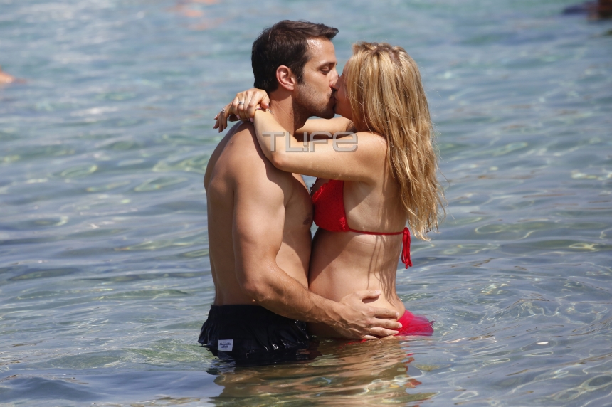 Χριστίνα Αλούπη: «Καυτά» φιλιά στη θάλασσα με τον σύζυγό της! [pics]