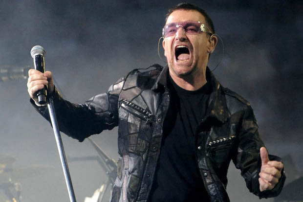 Δύσκολες ώρες για τον Μπόνο: Έχασε τη φωνή του κατά τη διάρκεια συναυλίας των U2 στο Βερολίνο