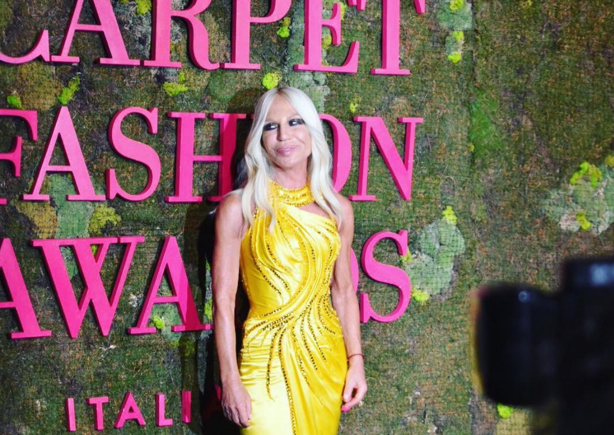 Γνωστή κυρία της κοσμικής Αθήνας στο private party της Donatella Versace!