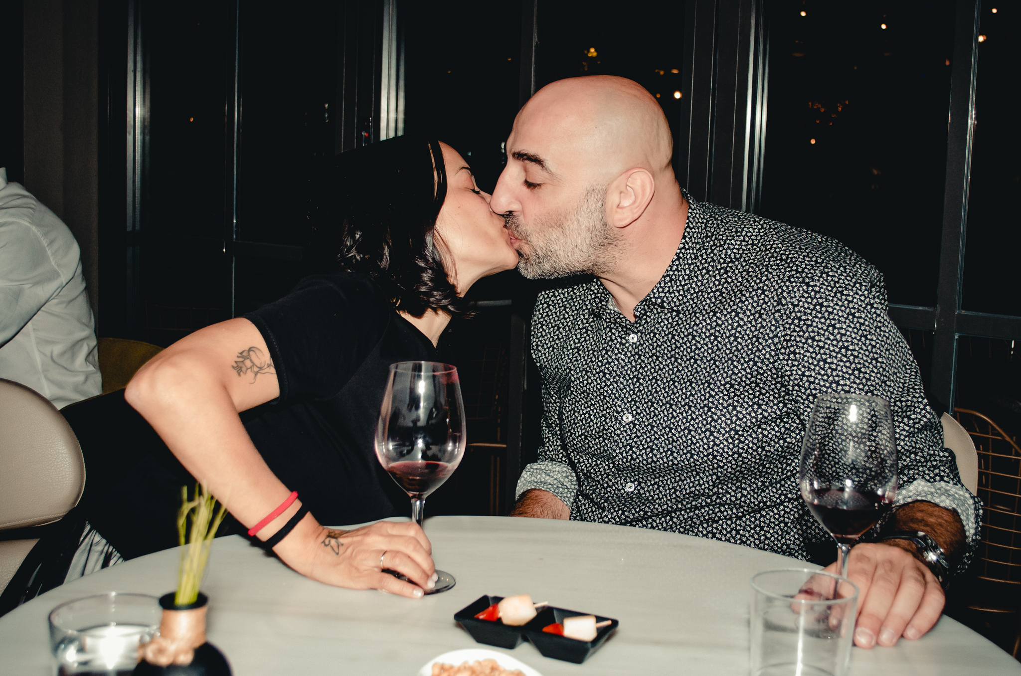 Κατερίνα Τσάβαλου – Δημήτρης Στεργίου: Τρυφερά φιλιά σε βραδινή έξοδο! [pics]