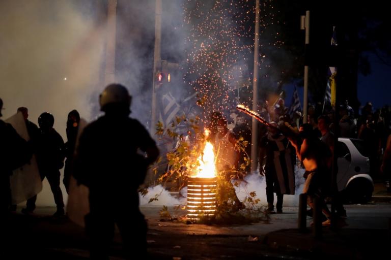 ΔΕΘ: Μέσα αποθέωση, έξω “πόλεμος”! Άγρια επεισόδια με ακροδεξιούς στο κέντρο της Θεσσαλονίκης – video | tlife.gr ΔΕΘ: Μέσα αποθέωση, έξω “πόλεμος”! Άγρια επεισόδια με ακροδεξιούς στο κέντρο της Θεσσαλονίκης – video | tlife.gr