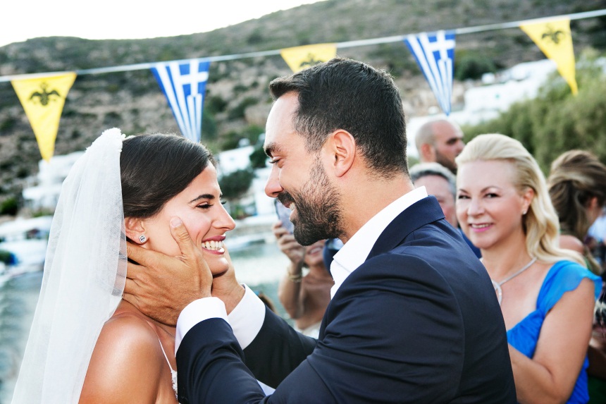 Σάκης Τανιμανίδης – Χριστίνα Μπόμπα: Η κουμπάρα τους σχεδίασε τη μπομπονιέρα του γάμου![pics]