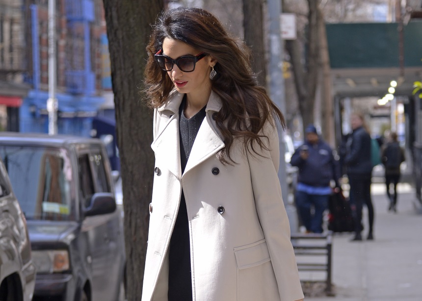 Τρεις κανόνες για άψογο office look από την Amal Clooney