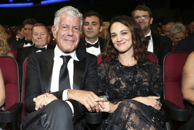 Asia Argento: To CNN απέσυρε επεισόδια του “Anthony Bourdain: Parts Unknown”, όπου εμφανίζεται η σύντροφός του