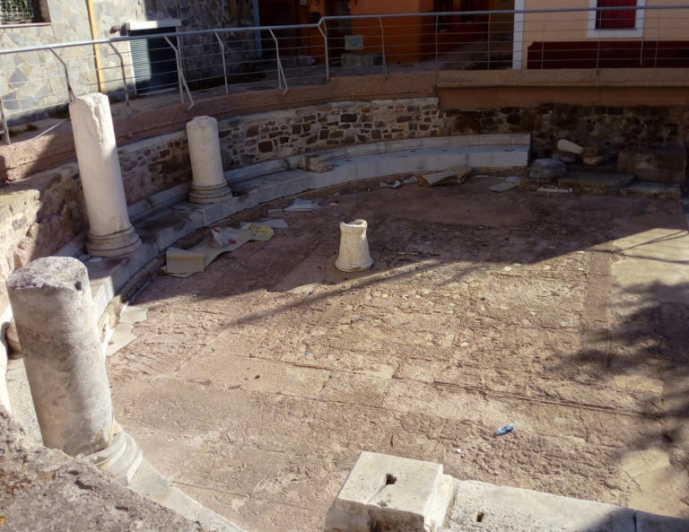 Αρχαιότητες στο έλεος βανδάλων – Λιωμένα κεριά σε ψηφιδωτά σε αρχαιολογικό χώρο στη Μυτιλήνη