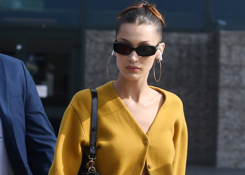 Σύμφωνα με την Bella Hadid αυτά είναι τα δύο κομμάτια που πρέπει να συνδυάσεις με το mom jeans σου