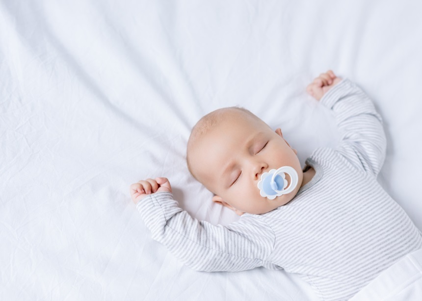 Πότε πρέπει το μωρό να κοιμηθεί μόνο του; Νέα έρευνα ρίχνει φως στο debate της συγκοίμισης
