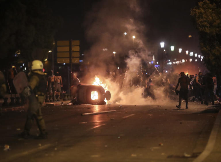 Επεισόδια στη Θεσσαλονίκη: Αναζητούνται τρεις άνδρες των ΜΑΤ και ο διοικητής τους, στο πλαίσιο του αυτοφώρου για την επίθεση σε δημοσιογράφο! | tlife.gr Επεισόδια στη Θεσσαλονίκη: Αναζητούνται τρεις άνδρες των ΜΑΤ και ο διοικητής τους, στο πλαίσιο του αυτοφώρου για την επίθεση σε δημοσιογράφο! | tlife.gr