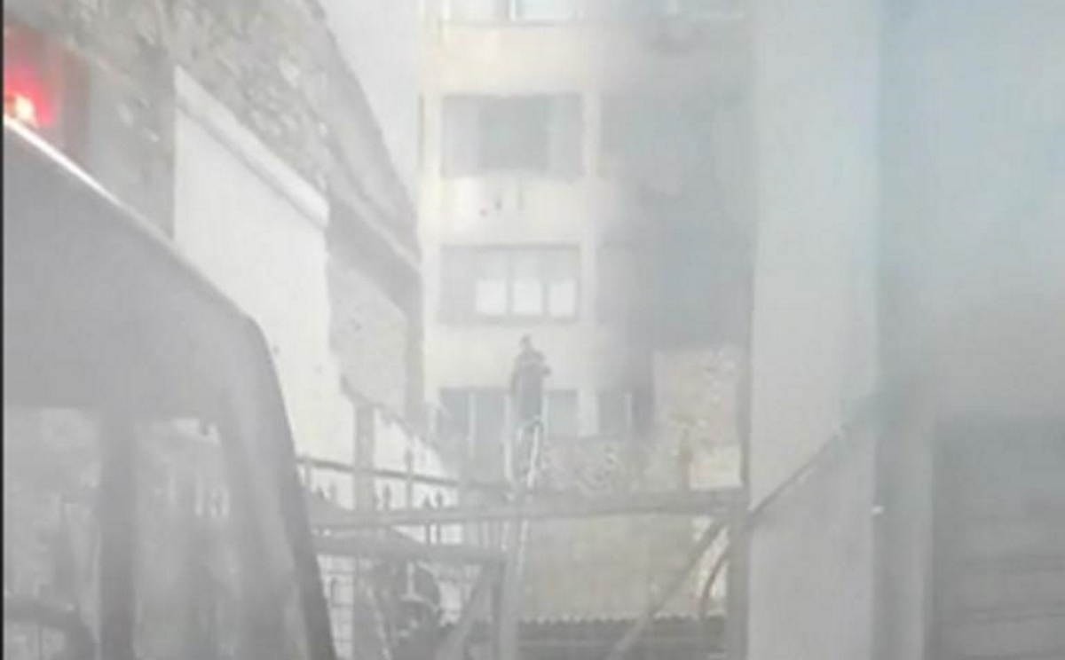 Φωτιά τώρα στο Μοναστηράκι – Καπνοί έχουν καλύψει το κέντρο της Αθήνας