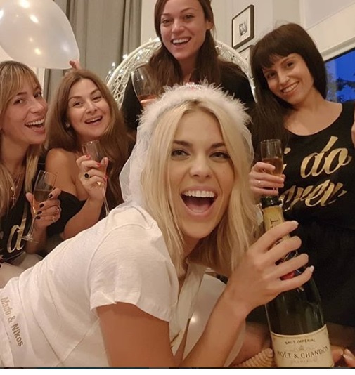 Μαντώ Γαστεράτου: Οι φίλες της έκαναν bachelorette party έκπληξη! [pics,vid]