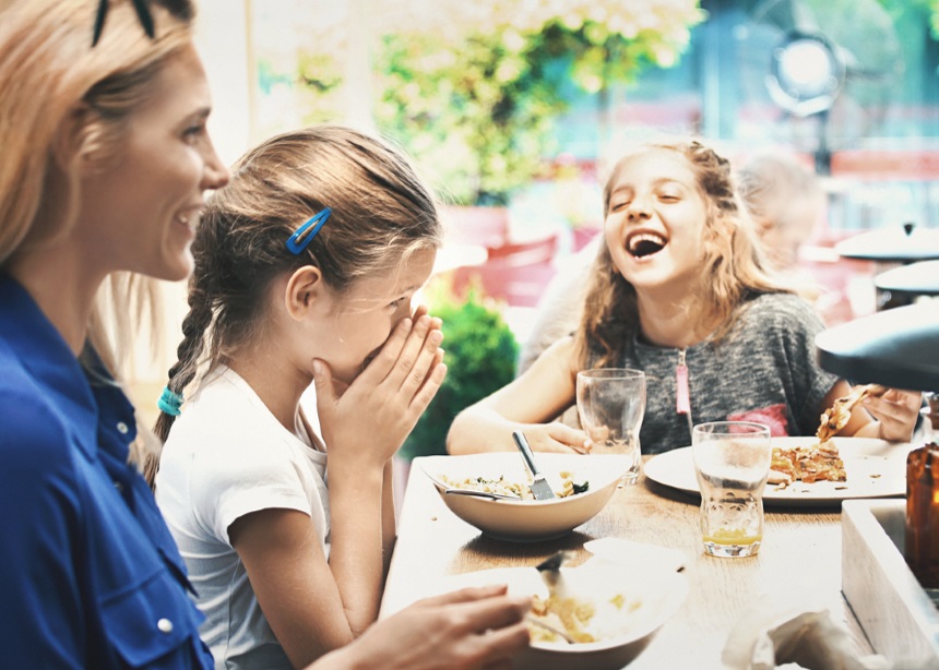 Eating out: Πέντε λόγοι που αξίζει να τρώτε έξω με τα παιδιά και γιατί να το επιλέξετε